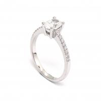 טבעת אירוסין עם יהלום בצורת אובל