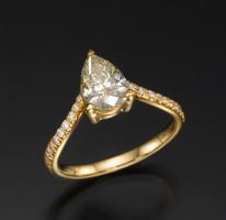 טבעת אירוסין עם יהלום בצורת טיפה - דוריאן