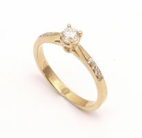 טבעת אירוסין עם נגיעות יהלומים